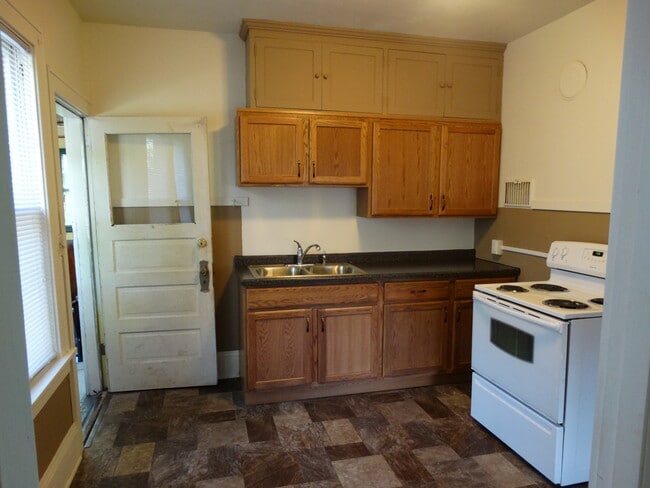 Building Photo - 215 Maple St