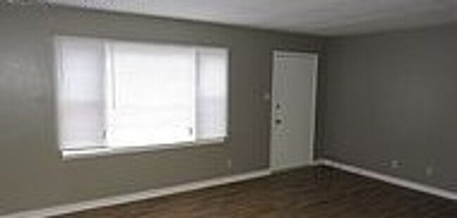 Building Photo - Southwest Topeka Home!