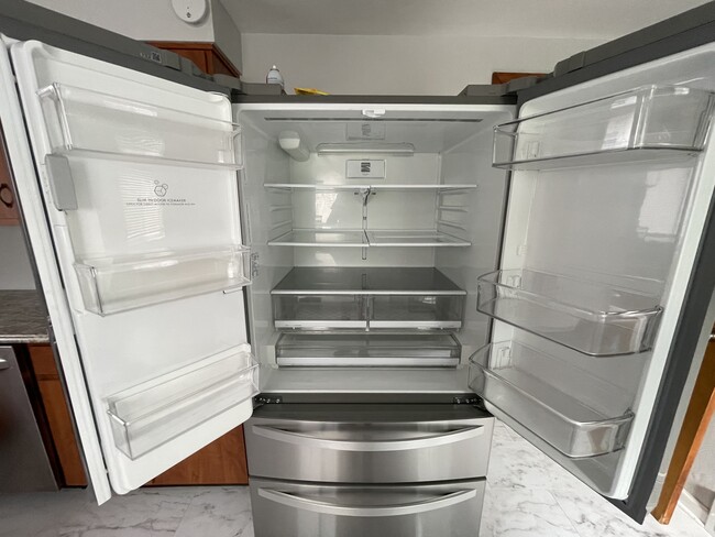 Large fridge w/ice maker and water - 1630 Fiat St