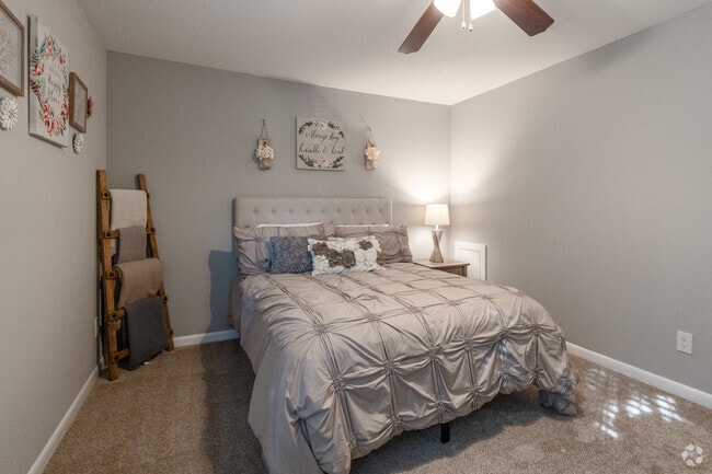 2BR,1.5BA - 1,075SF furnished - Colonial Townhouses- Students save up to 10%!