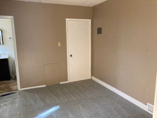 Building Photo - 462 Deer Ln