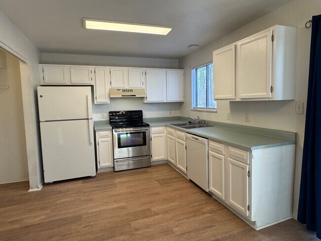 Foto del edificio - Ground Level - 2 Bed, 1 Bath Townhouse!!!