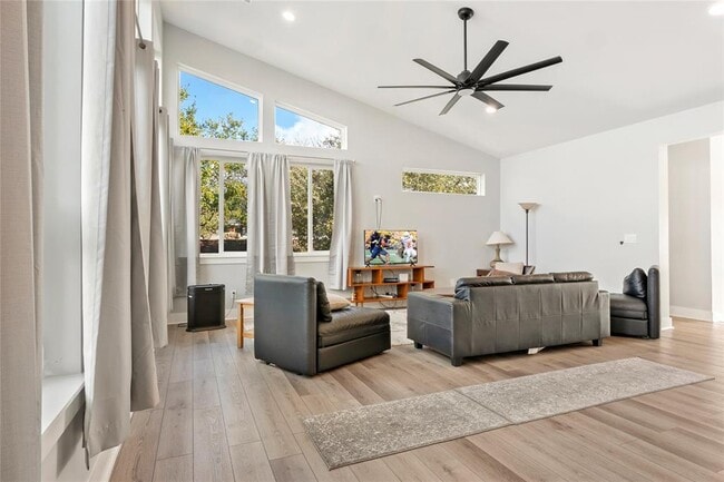 Foto del edificio - 300 Summit Ridge Dr N