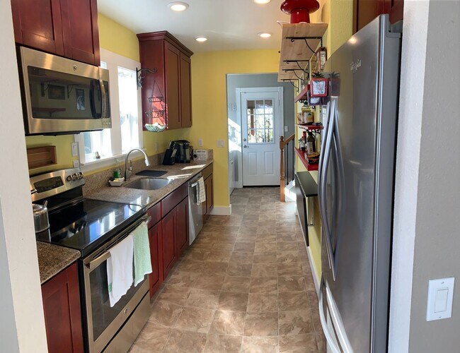 Foto del edificio - Updated Two-Story Bungalow Near Willamette...