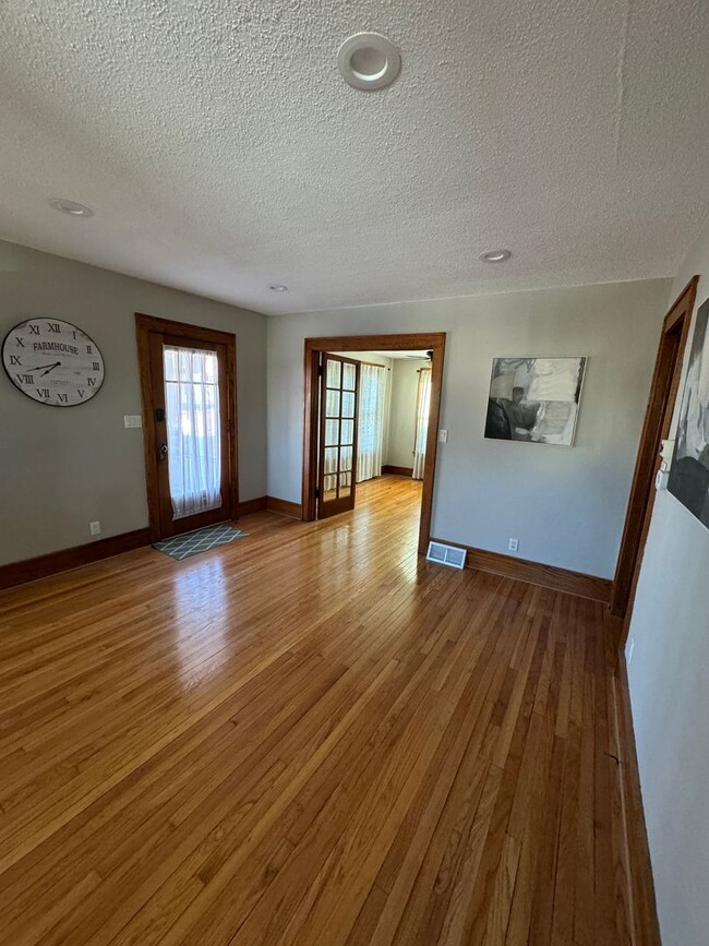 Building Photo - Updated 2bd/2ba Central Dav with Bonus rooms