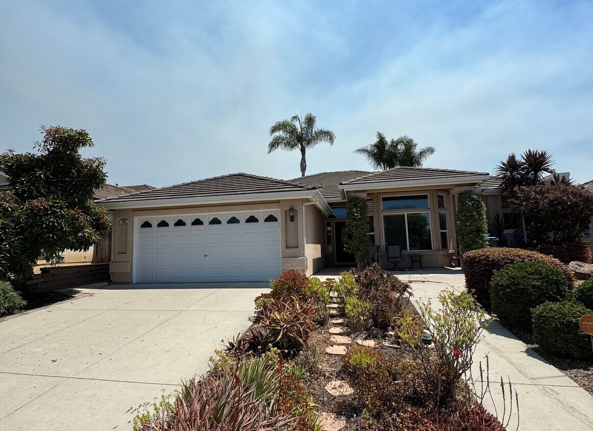 Foto principal - 4 Bed 2 Bath Charming and Well-Cared-For H...