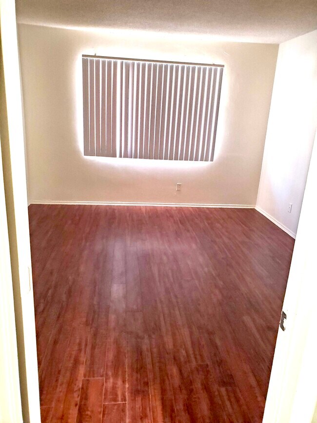 Foto del edificio - 8737 Burnet Ave