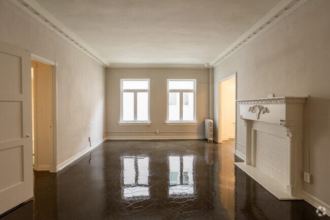 Estudio del 4to piso - The Famous St. Germaine! - French Normandie Architecture With Concrete Floors!