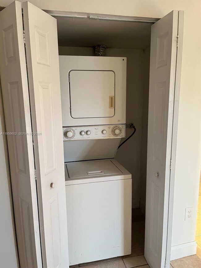 Foto del edificio - 3721 SW 62nd Ave