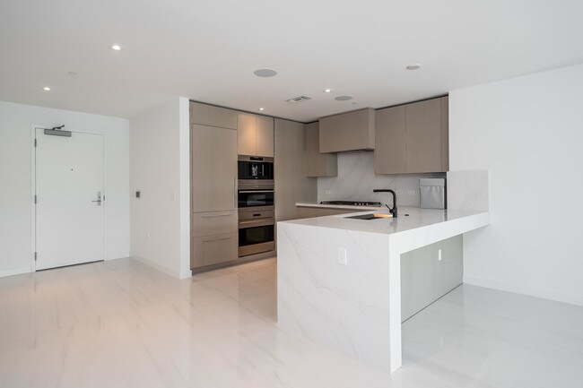 Foto del edificio - 2200 N Ocean Boulevard N-201