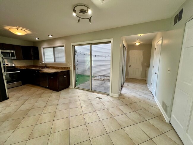 Building Photo - 645 Le Parc Cir