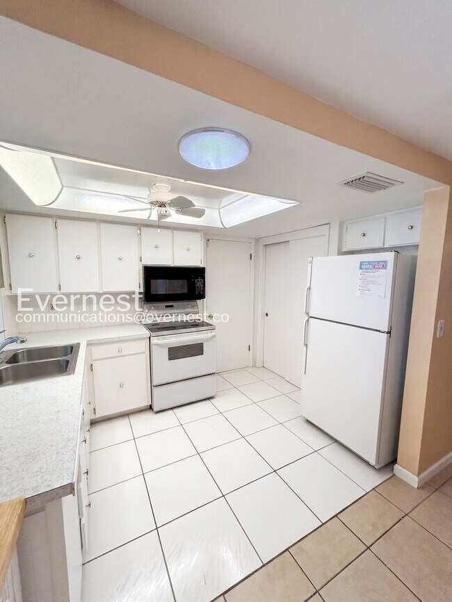 Foto del edificio - 4133 Grayton Dr