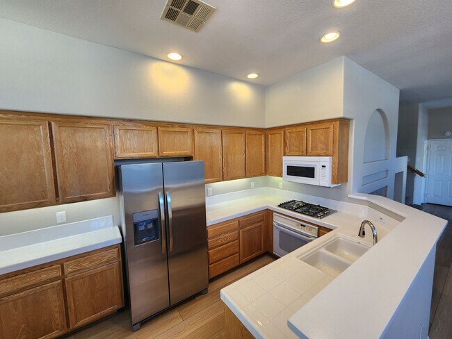Foto del edificio - Cypress Townhomes - End Unit - 2 Garage - Scripps Ranch