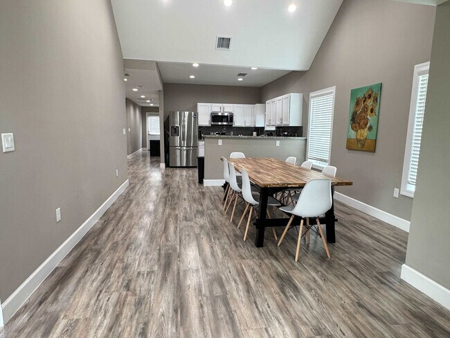 Foto del edificio - 420 E Cypress St