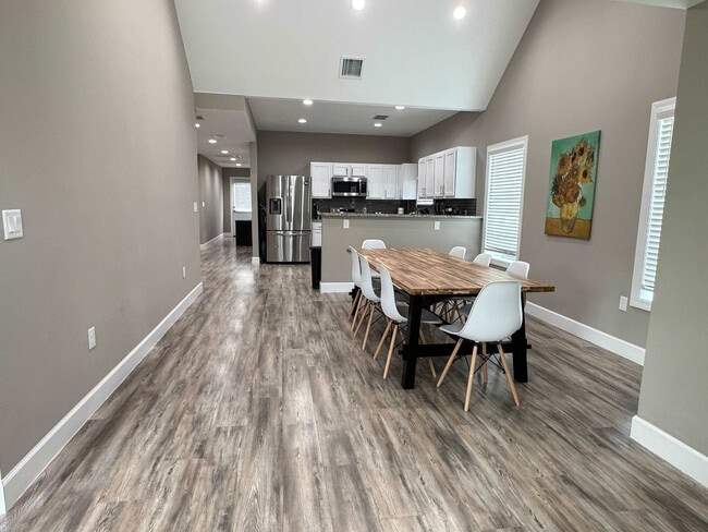 Building Photo - 420 E Cypress St