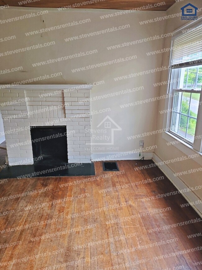 Building Photo - 300 Dahlia Dr
