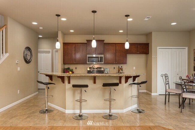 Building Photo - Two Story with 5 bedrooms