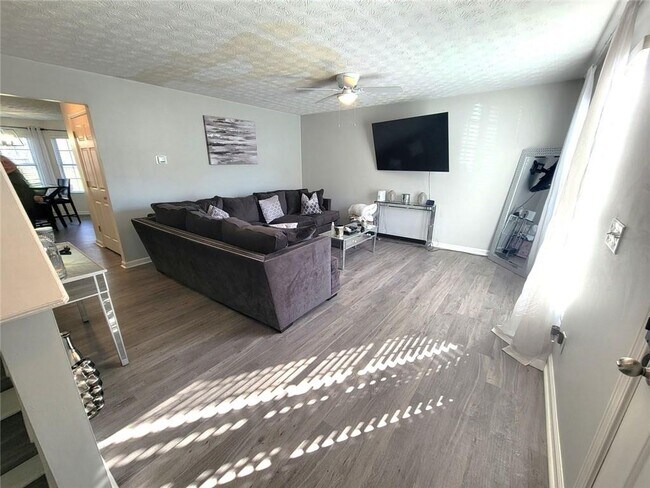 Building Photo - 1319 Revelstoke Cove