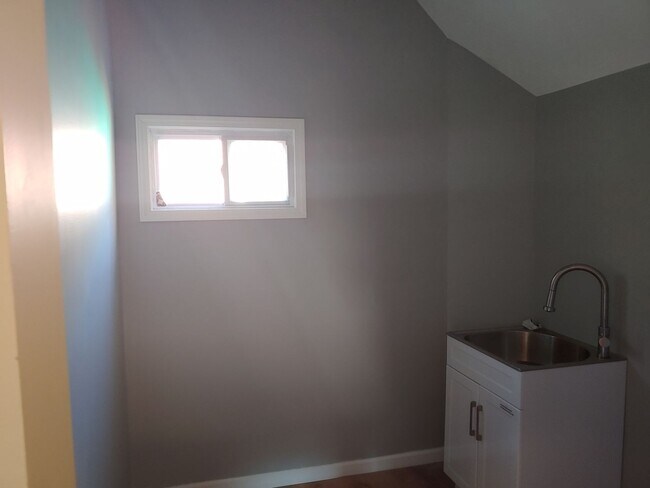 Building Photo - Newly custom-renovated 3 bedroom in Neighb...