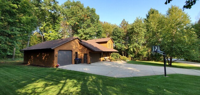 Building Photo - 809 Pine Hill Dr