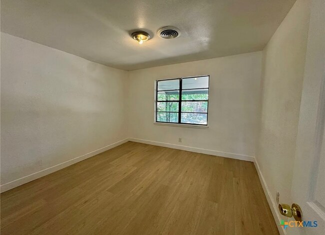 Foto del edificio - 1101 Hall Ave
