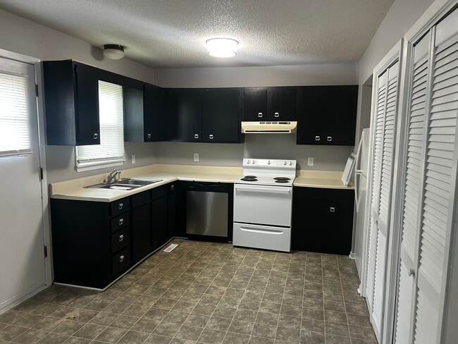 Building Photo - 301 Emerald Dr