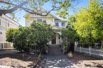 Building Photo - 1828 Clinton Ave