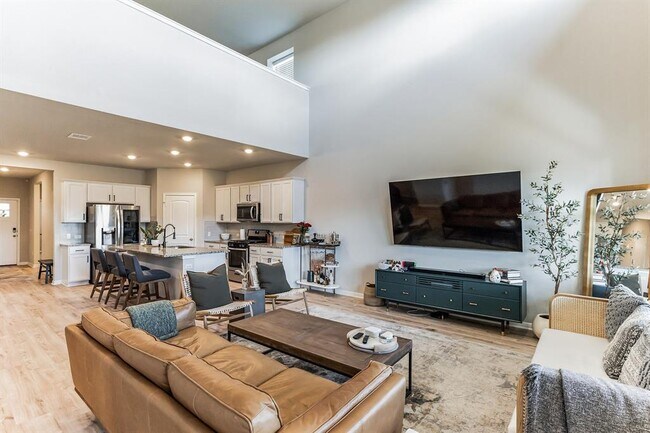 Building Photo - 204 Royal Palm Way