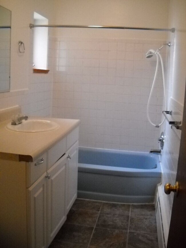 Foto del edificio - Large house with huge yard and ample pkng