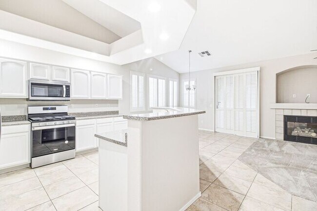 Foto del edificio - Spacious 2-Bedroom Henderson Home with Fireplace & Private Yard