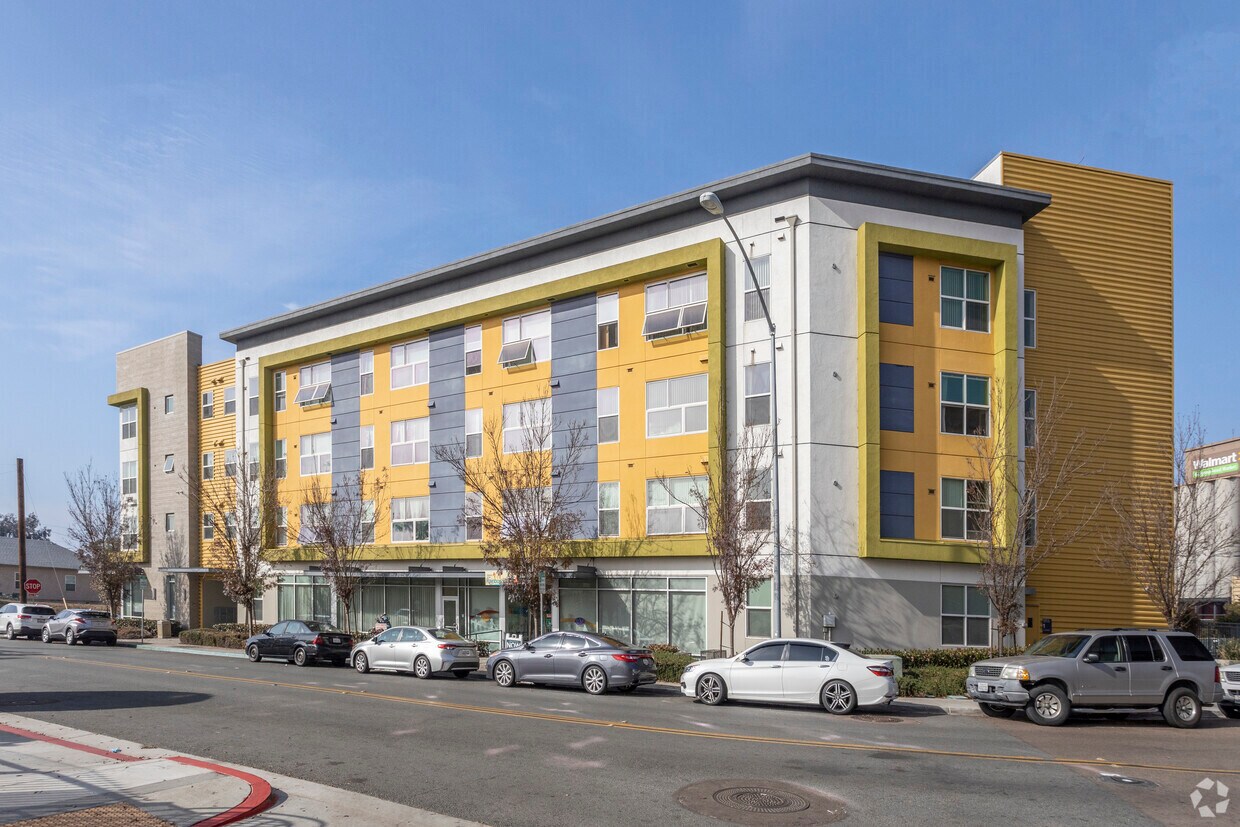 Building Photo - Victoria at COMM22