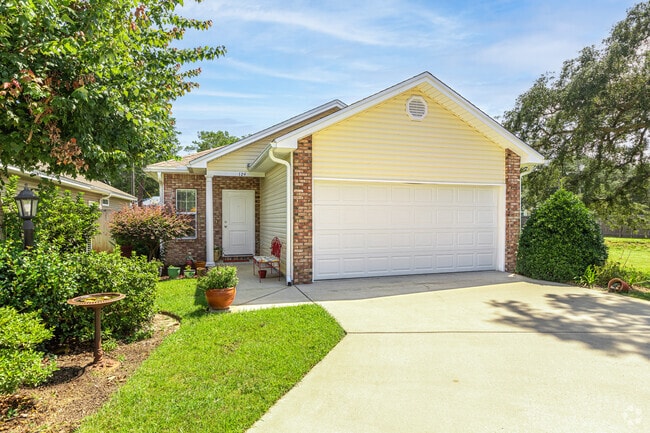 Beautiful Welcoming Home - 124 Matt Blvd