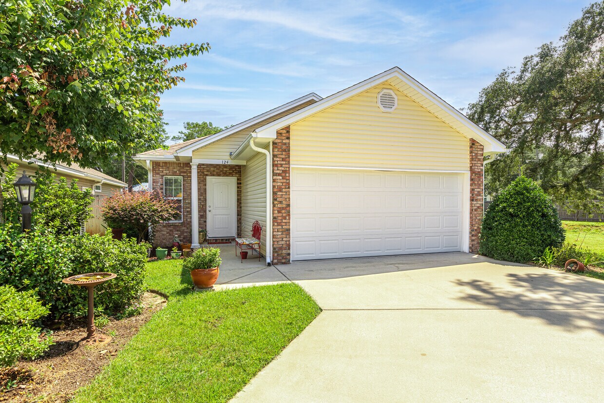 Beautiful Welcoming Home - 124 Matt Blvd