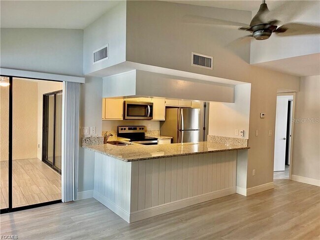 Foto del edificio - 5650 Trailwinds Dr