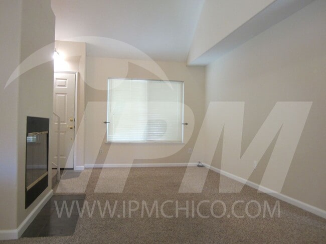 Building Photo - Newly renovated home, close to East ave shopping