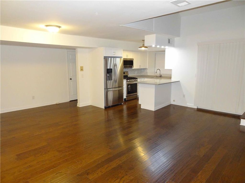 Cocina abierta y sala de estar - 85 Elmwood Park Dr