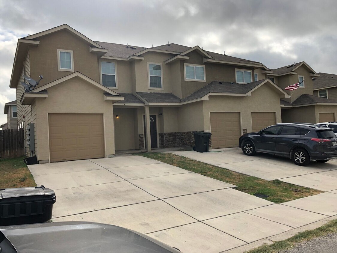 Foto principal - Town home for rent