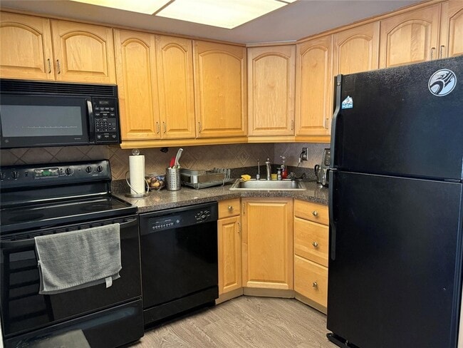 Photo - 1110 N Riverside Dr Apartment