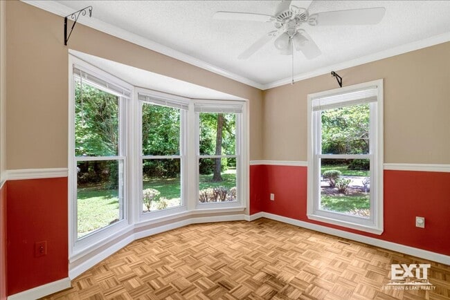 Foto del edificio - Amazing 4 Bedroom, 3 Bath Home With 2 Kitchens!