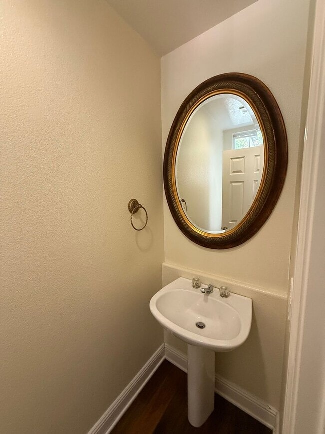 Foto del edificio - $750 Off First month's Rent - Cute Townhom...