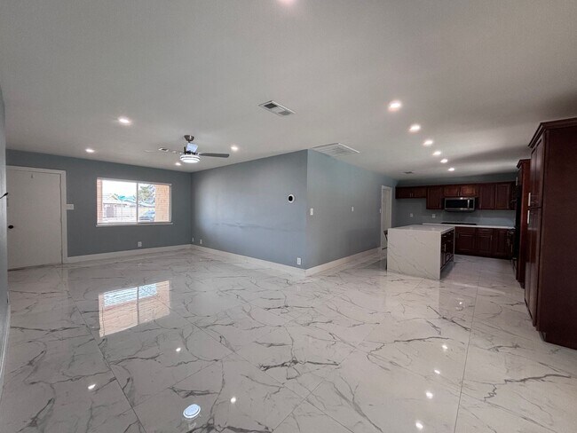 Foto del edificio - Spacious 4BR Single-Story with Pool, RV Parking & Large Lot Near Shopping & Dining
