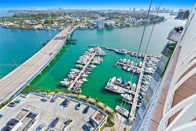 Foto del edificio - 7601 E Treasure Dr