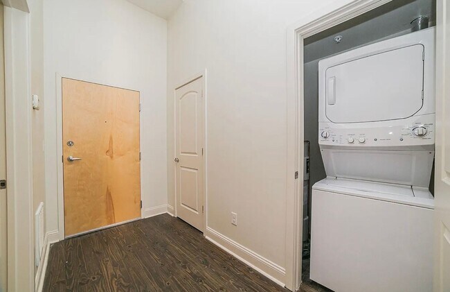Building Photo - 1733 Chestnut St