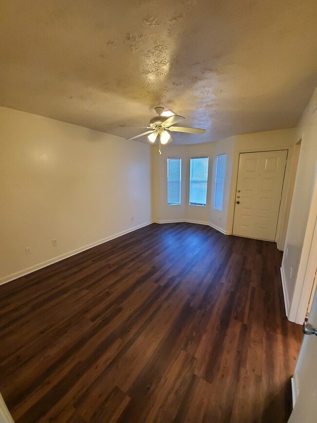 Foto del edificio - Bryan (Very Near to Northgate) SUBLEASE 1 Bedroom / 1 Bath  Condo near TAMU!
