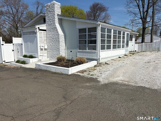 Foto del edificio - 832 Milford Point Rd