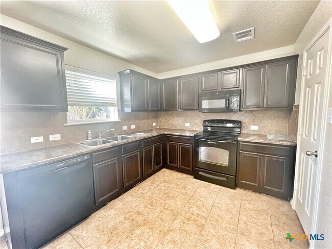 Foto del edificio - 655 Tom Kemp Dr