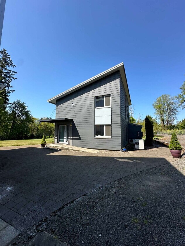 Foto principal - 3 Bed 2 Bath West Linn Property w/large yard