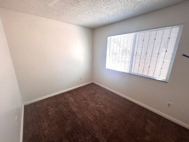 Building Photo - 2/BD 1/BA First Floor Condo w/ In Unit Laundry