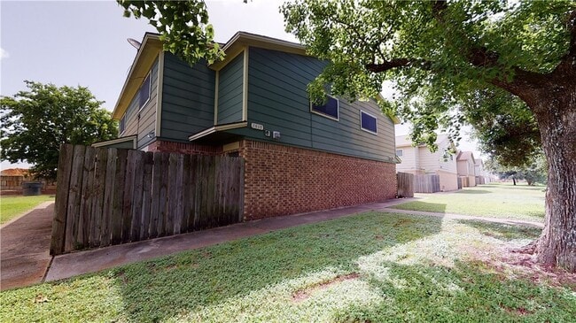 Building Photo - 2807 Longmire Dr