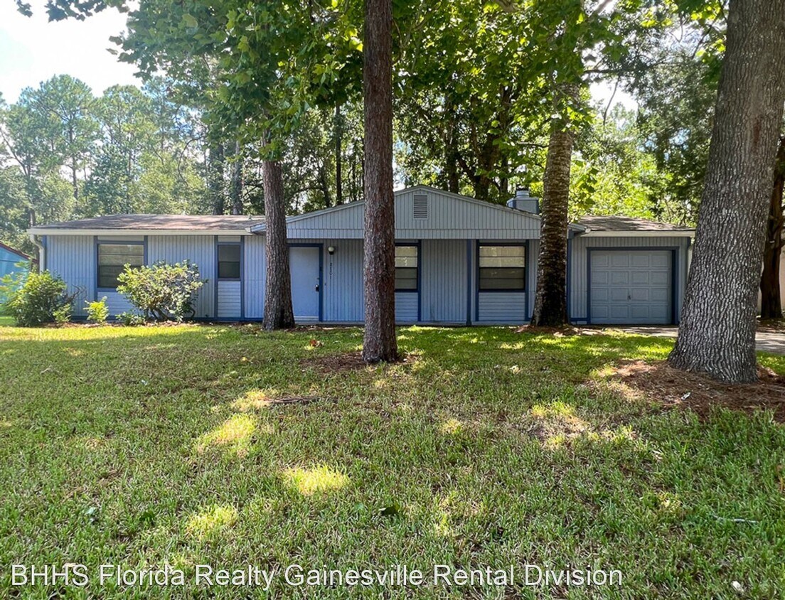 3 br, 2 bath House 2701 NW 42nd Place House Rental in Gainesville